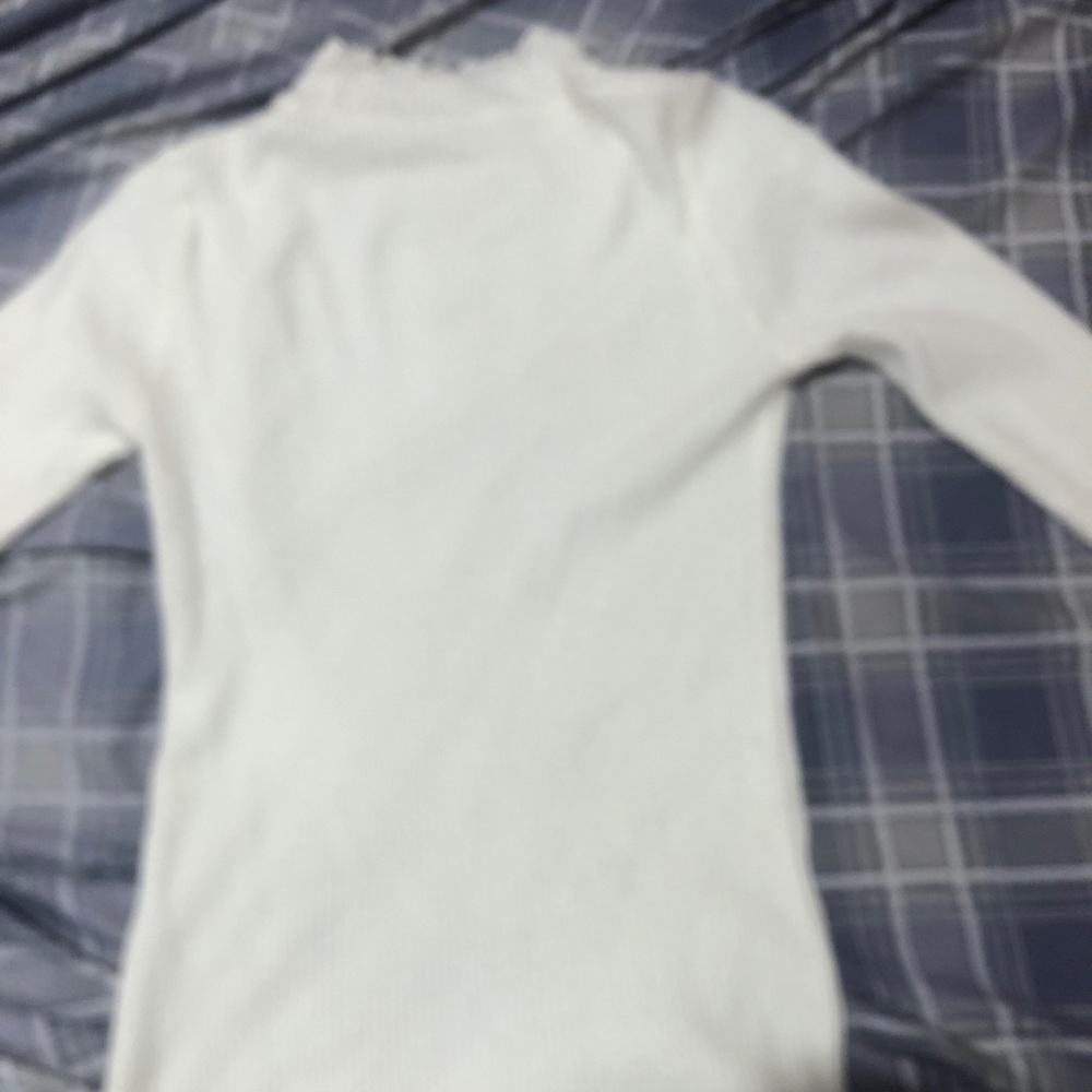 White Turtleneck Long-sleeved Shirt